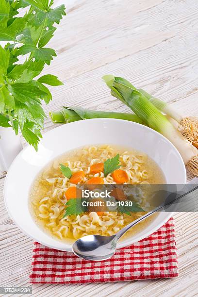 Sopa De Noodle - Fotografias de stock e mais imagens de Canja de Galinha - Canja de Galinha, Fundo Branco, Minestrone