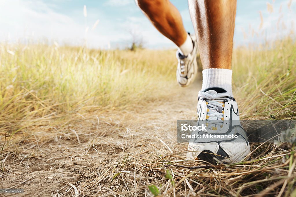 Jogging in natura, close-up shot del piede - Foto stock royalty-free di Sforzo