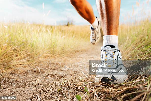 Jogging In Natura Closeup Shot Del Piede - Fotografie stock e altre immagini di Sforzo - Sforzo, Sport, Adulto