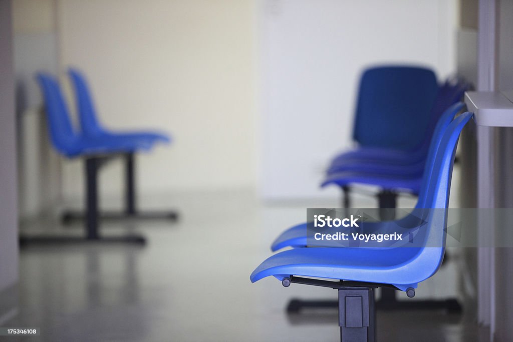 Sala de espera sillas azules puerta - Foto de stock de A la moda libre de derechos