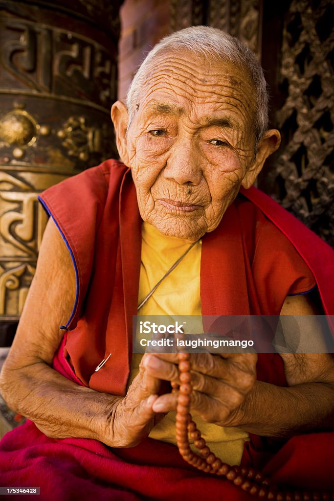 Monk praying Różaniec - Zbiór zdjęć royalty-free (Kultura tybetańska)