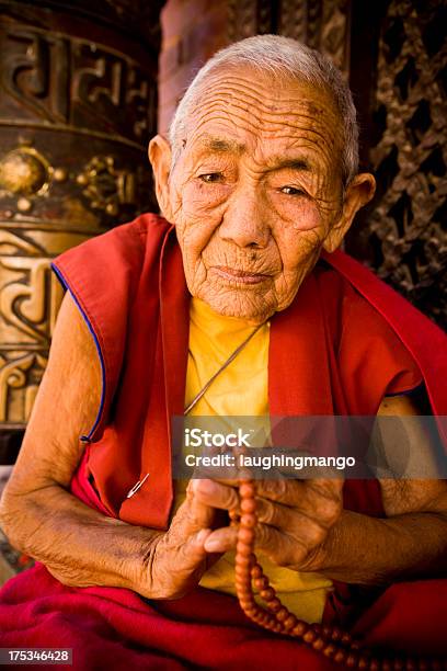 Foto de Monk Orar Rosário e mais fotos de stock de Cultura tibetana - Cultura tibetana, Monge, Povo Tibetano