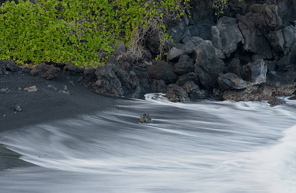 parc d'état de waianapanapa - pebble water gray silver photos et images de collection