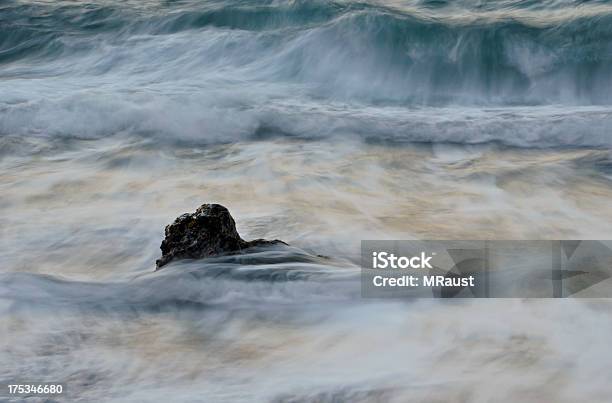 Black Rock En Las Olas Foto de stock y más banco de imágenes de Agua - Agua, Aire libre, Anochecer