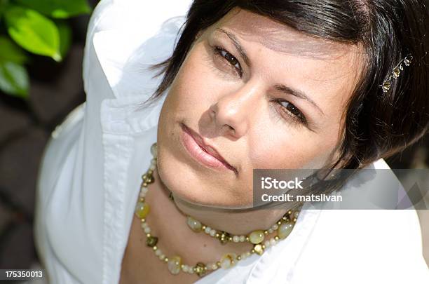 Donna Sorridente - Fotografie stock e altre immagini di Adulto - Adulto, Allegro, Bianco