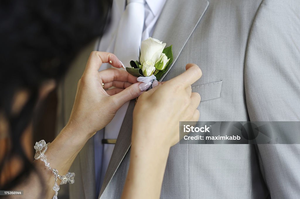 Fleur à la boutonnière du marié mariée Ajuster - Photo de Adulte libre de droits