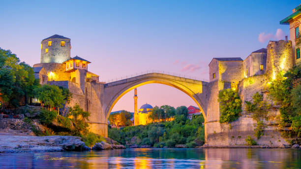 vue imprenable sur le vieux pont de mostar au coucher du soleil - bosnie - bosnia herzegovinan photos et images de collection