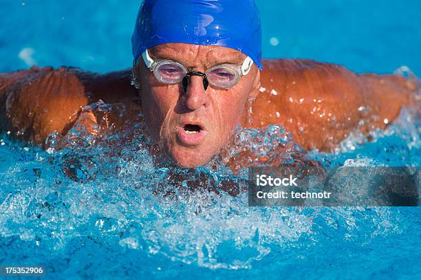 Zbliżenie Starszy Człowiek W Styl Motylkowy - zdjęcia stockowe i więcej obrazów Pływać - Pływać, Aktywni seniorzy, Aktywny tryb życia