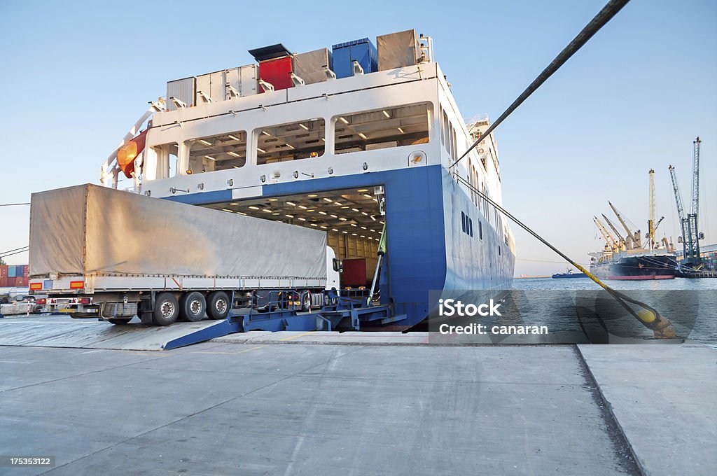 Versand und Transport - LKW-RO-RO-Verkehr (Roll On / Roll-Off) - Lizenzfrei Fähre Stock-Foto