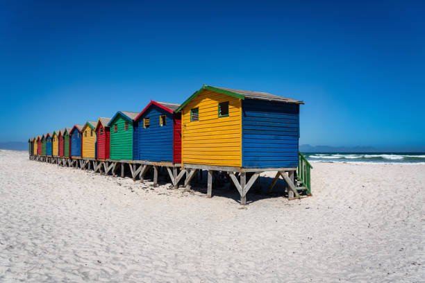 남아프리카 공화국 muizenberg beach colourful beach huts 케이프타운 - cape town beach hut multi colored 뉴스 사진 이미지