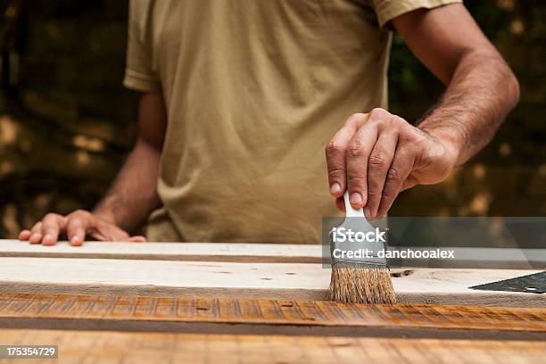 Primo Piano Di Uomo Dipinto Di Una Parete - Fotografie stock e altre immagini di Mordente - Mordente, Ponte di una nave, Vernice