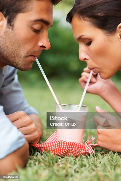 Pareja A Pensar En Qué Es Lo Siguiente Foto de stock y más banco de imágenes de Adulto - Adulto, Aire libre, Batido de leche