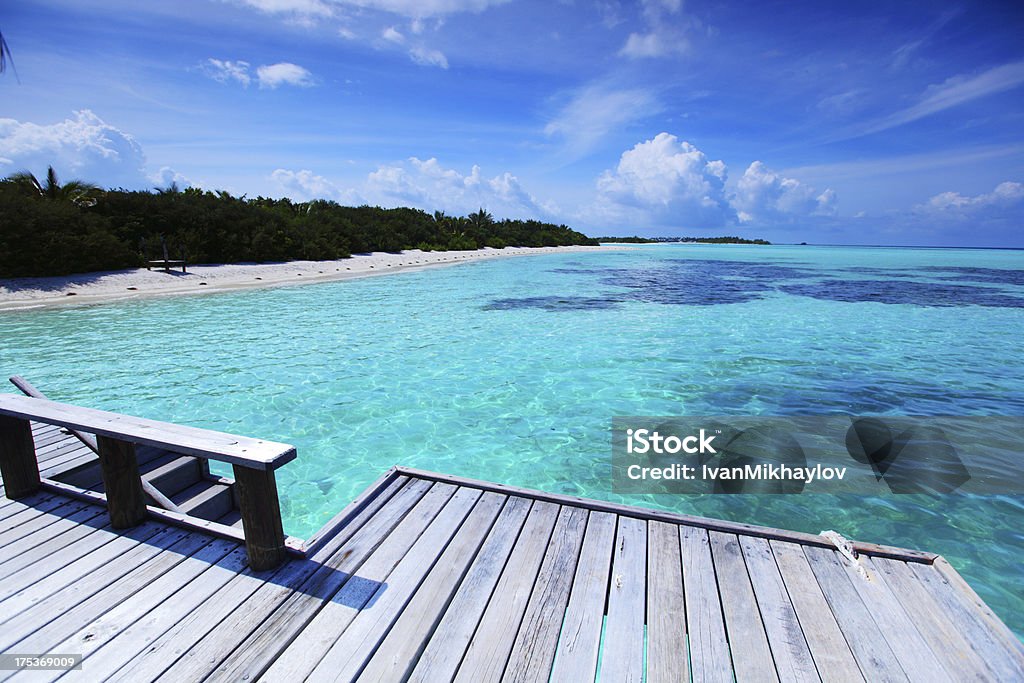 Complejo Turístico En Las Islas Maldivas Casas De Mar Azul Foto de stock y  más banco de imágenes de Agua - iStock