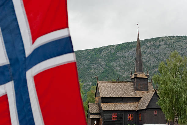 lom iglesia de madera, noruega - lom church stavkirke norway fotografías e imágenes de stock