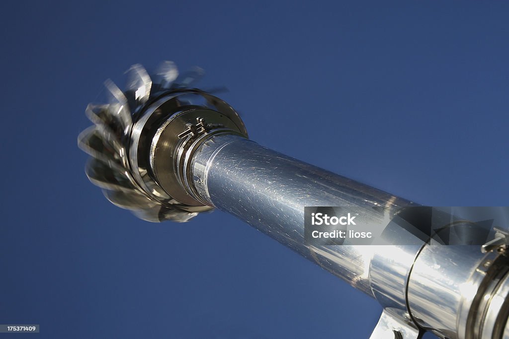 rotor de aço em cima de um chimneypot - Foto de stock de Azul royalty-free