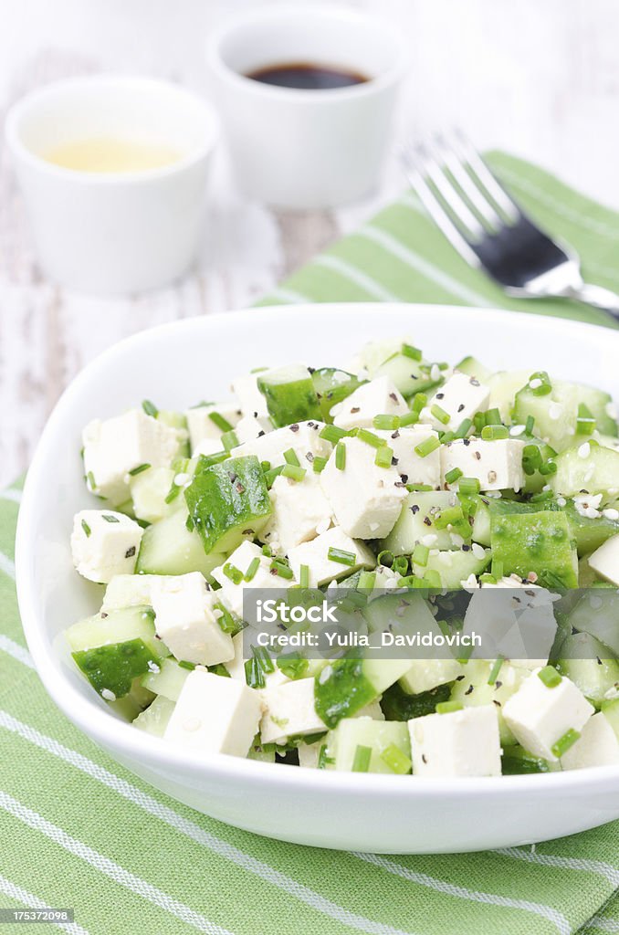 Com salada de pepino, tofu, cebolinha verde e gergelim, vertical - Foto de stock de Alimentação Saudável royalty-free