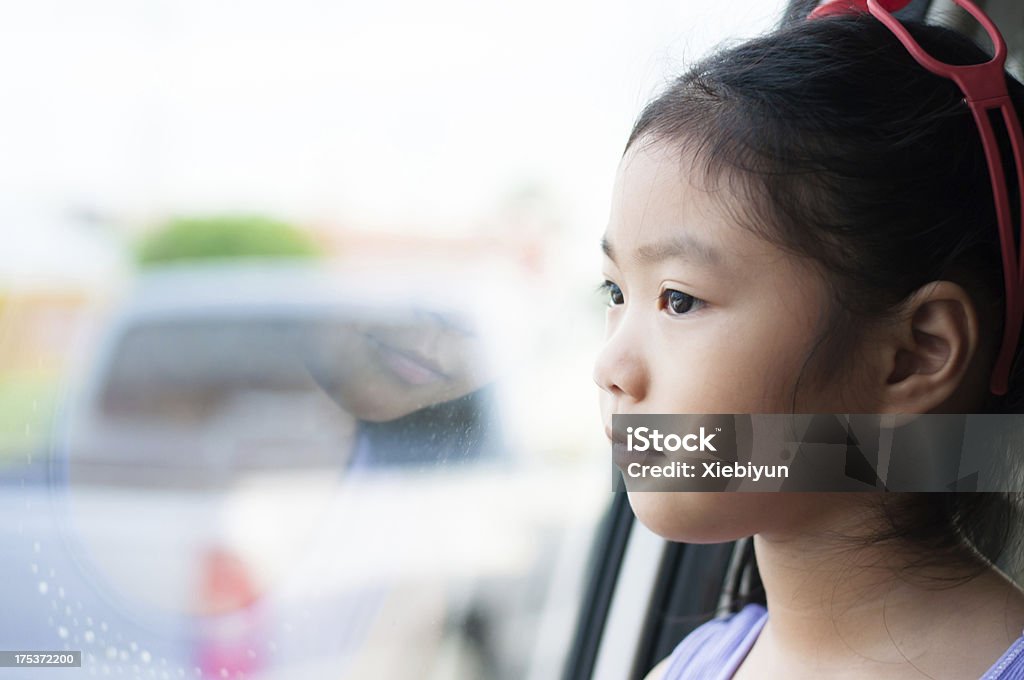 Menina sentada no carro Olhando através da janela. - Royalty-free Alegria Foto de stock