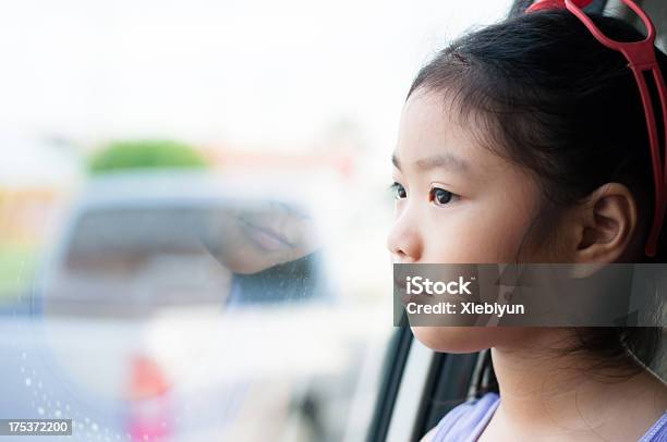 Menina Sentada No Carro Olhando Através Da Janela - Fotografias de stock e mais imagens de Alegria - Alegria, Aluno de Jardim de Infância, Ao Ar Livre