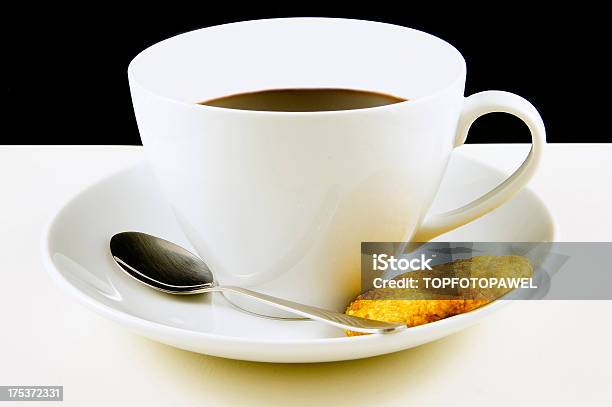 Caffè In Tazza Bianca - Fotografie stock e altre immagini di Assaggiare - Assaggiare, Attività del Fine-Settimana, Bevanda analcolica