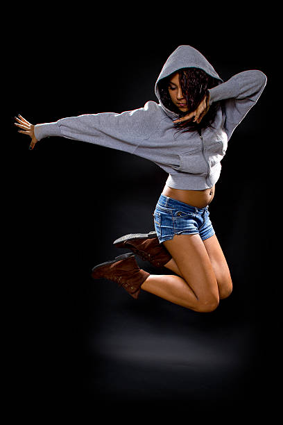 latina kobieta tancerz na sobie bluzę z kapturem skakać - dancing dancer hip hop jumping zdjęcia i obrazy z banku zdjęć