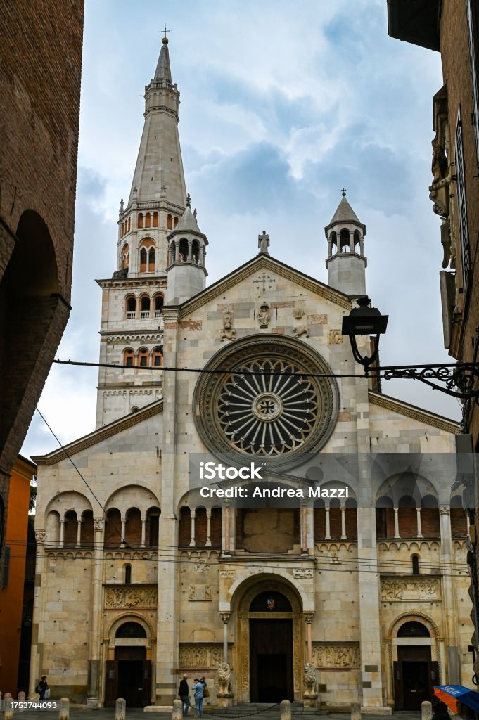 Duomo di Modena e Ghirlandina Facade of Modena Cathedral on a rainy day Basilica Stock Photo