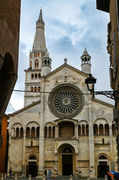 Duomo di Modena e Ghirlandina Facade of Modena Cathedral on a rainy day cielo minaccioso stock pictures, royalty-free photos & images