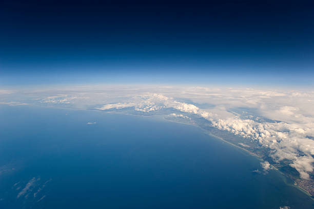 altitud vista de la tierra en el espacio. - space stratosphere sky satellite view fotografías e imágenes de stock