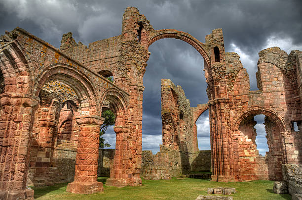 линдисфарн монастырь, northumberland, after the storm - lindisfarne стоковые фото и изображения