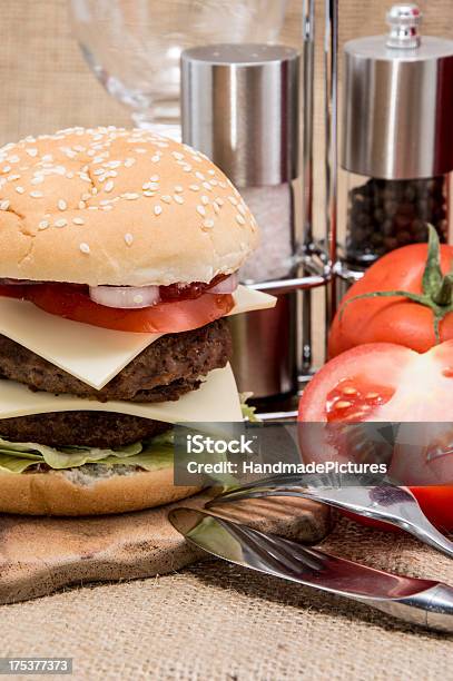 Photo libre de droit de Burger Sur Fond Rustique Avec banque d'images et plus d'images libres de droit de Aliment - Aliment, Aliment en portion, Alimentation lourde