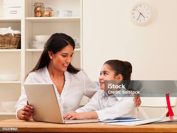 Foto de Mãe E Filha Usando Um Laptop e mais fotos de stock de 30 Anos - 30 Anos, Adulto, Alegria