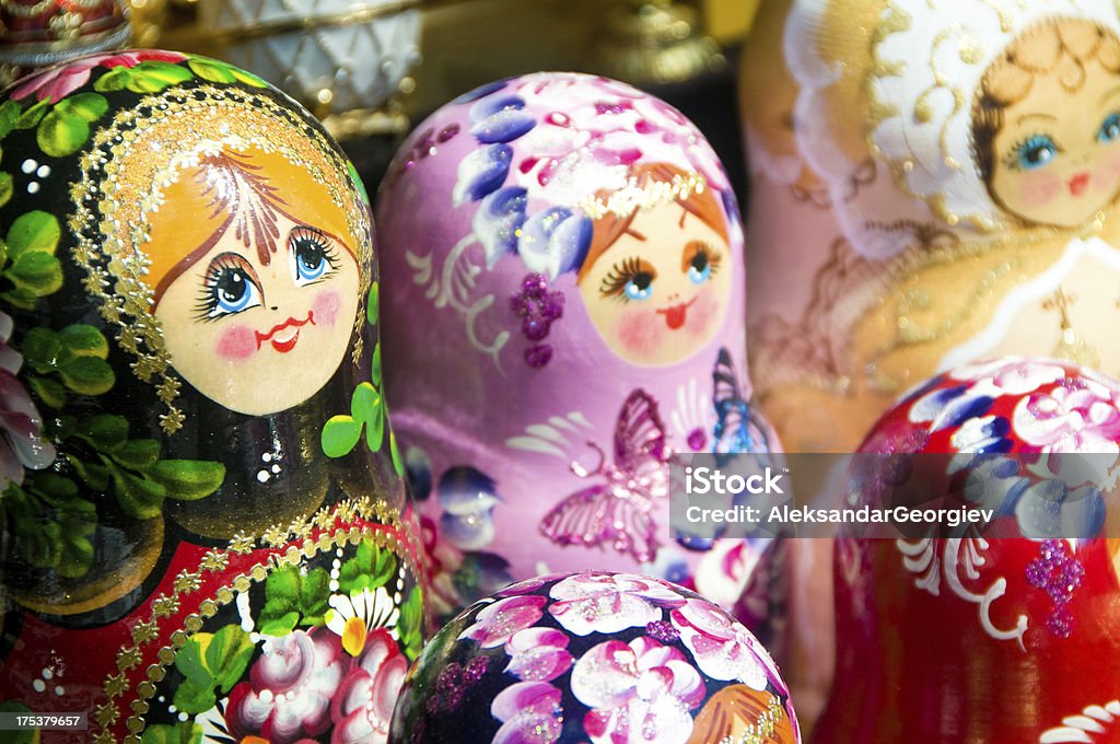 Babuszka lub Matryoshka lalki Nesting Rosyjska - Zbiór zdjęć royalty-free (Matrioszka)