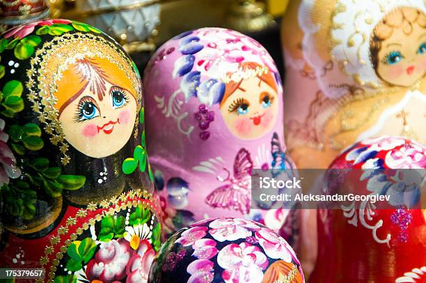 Babuszka Lub Matryoshka Lalki Nesting Rosyjska - zdjęcia stockowe i więcej obrazów Matrioszka - Matrioszka, Moskwa, Babuszka