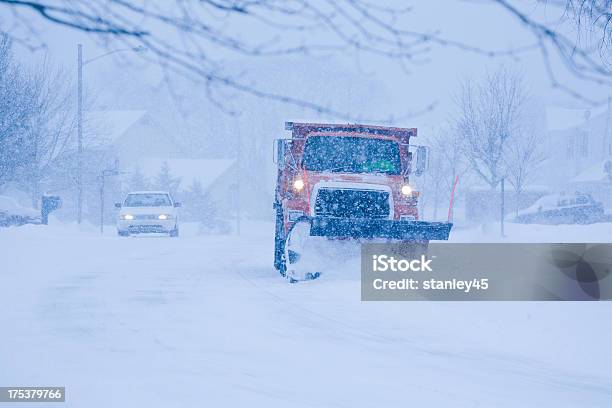 Pesanti Nevicate E Unauto Al Spazzaneve - Fotografie stock e altre immagini di Spazzaneve - Spazzaneve, Tempo atmosferico, Inverno