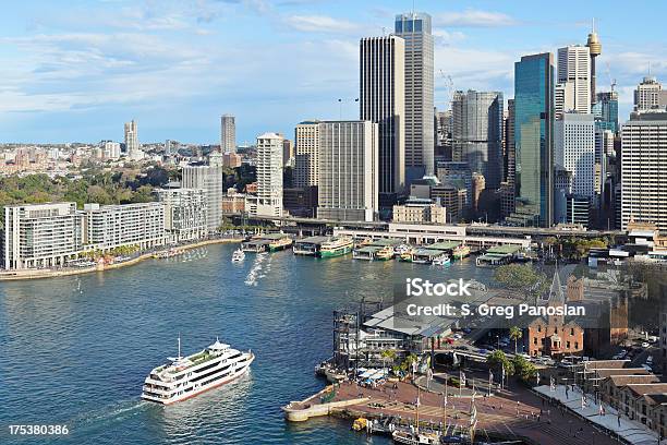 Vista De Los Edificios De La Ciudad De Sydney Foto de stock y más banco de imágenes de Ferry - Ferry, Puerto, Sídney
