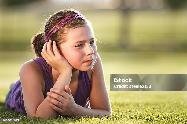 Pondering 8-9 살에 대한 스톡 사진 및 기타 이미지 - 8-9 살, 고독-개념, 고독-부정적인 감정 표현