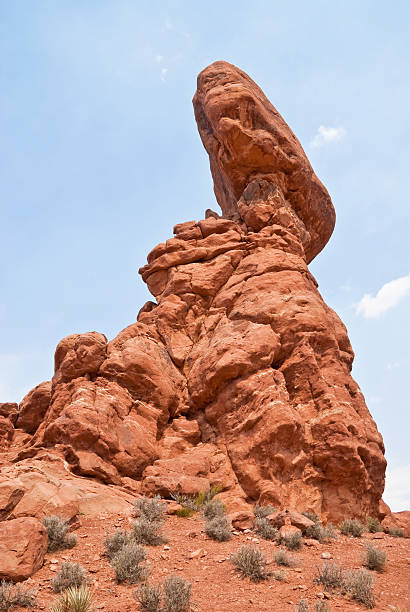 le rocher équilibré - usa arches national park balanced rock colorado plateau photos et images de collection