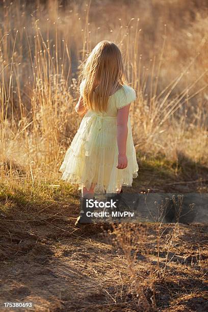 여자아이 걷기 외부 6-7 살에 대한 스톡 사진 및 기타 이미지 - 6-7 살, 귀여운, 동물