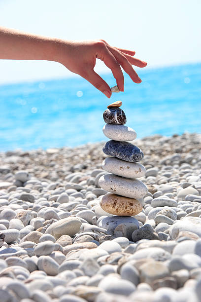 pilha de pedras equilibradas - aspirations pebble balance stack imagens e fotografias de stock