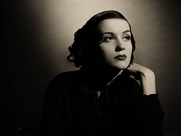 style film noir femme portrait - 1940s style photos et images de collection