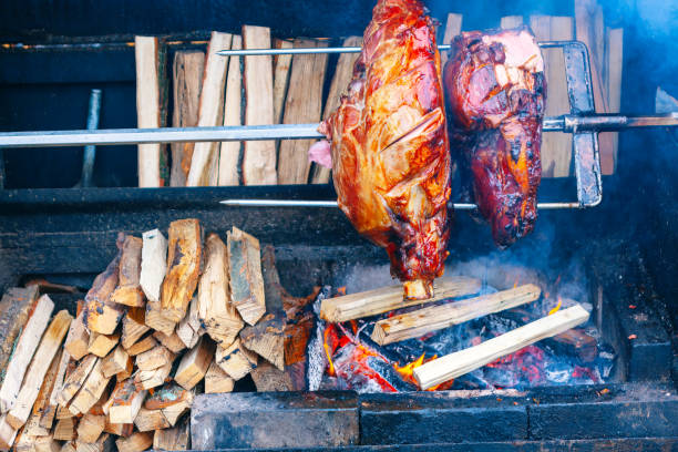 arrosto di maiale allo spiedo - spit roasted barbecue grill barbecue pork foto e immagini stock