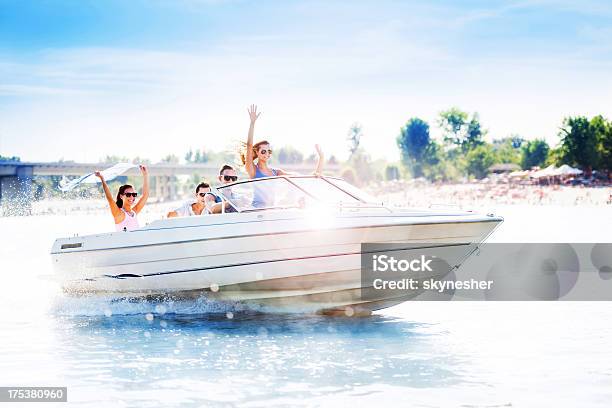 Foto de Grupo De Jovens Adultos Em Uma Lancha e mais fotos de stock de Lancha - Lancha, Barco a Motor, Veículo Aquático