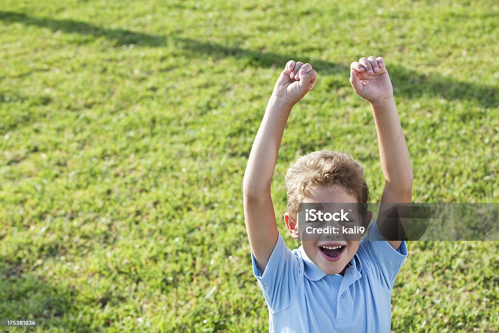 Очень маленький мальчик радость - Стоковые фото Поднятые вверх руки роялти-фри