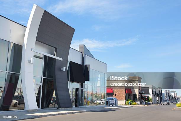 Modernes Geschäft Gebäude Stockfoto und mehr Bilder von Im Freien - Im Freien, Strip-Mall, Außenaufnahme von Gebäuden