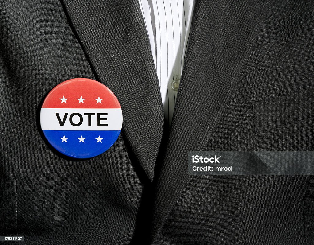 Vote bouton de costume charbon - Photo de Badge d'engagement politique libre de droits