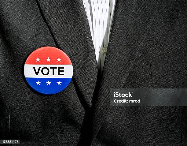 투표하다 버튼을 목탄색 어울리다 선거 운동 배지에 대한 스톡 사진 및 기타 이미지 - 선거 운동 배지, 블레이저, 수트