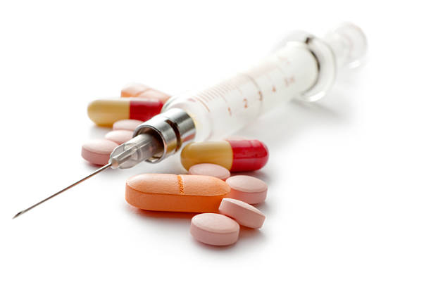 medizinische: tabletten und spritze - medicine syringe pill capsule stock-fotos und bilder