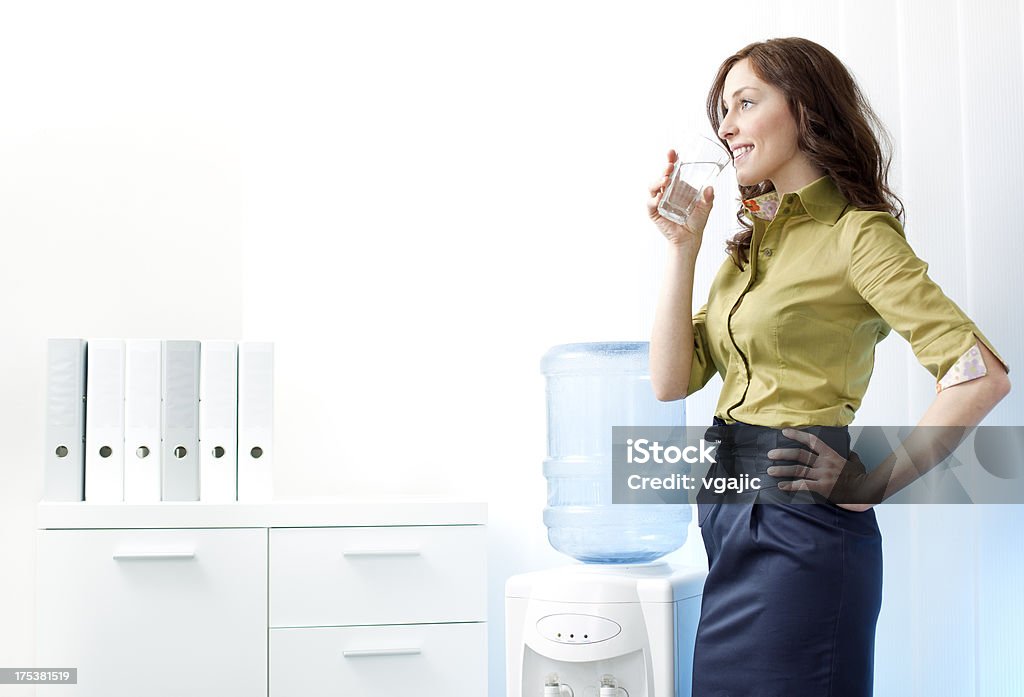 Femme d'affaires ayant une boisson dans l'eau fraîche. - Photo de Eau libre de droits
