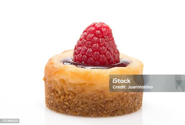 Himbeere Minikäsekuchen Stockfoto und mehr Bilder von Freisteller – Neutraler Hintergrund - Freisteller – Neutraler Hintergrund, Käsekuchen, Beere - Obst