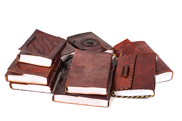 brown leatherbooks diário e notebooks de indiary-tagebücher isolado - guest book note pad writing diary imagens e fotografias de stock