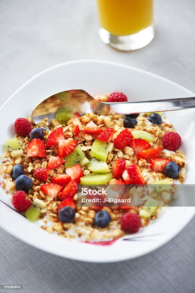 Prato com frutas frescas em yougurt e granola - Foto de stock de Alimentação Saudável royalty-free